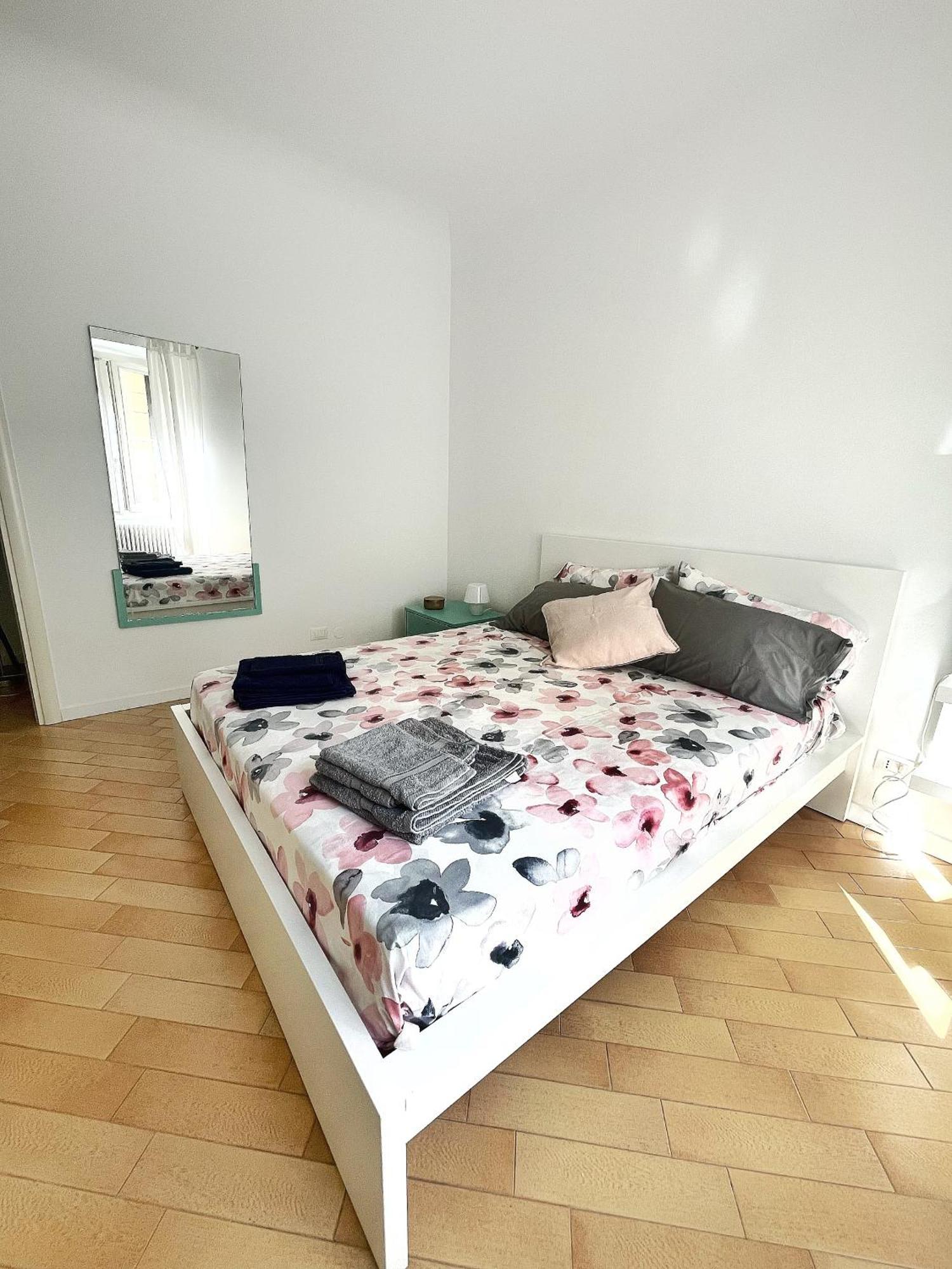 Ampio E Accogliente Bilocale - Fara 1, Porta Nuova Apartman Milánó Kültér fotó